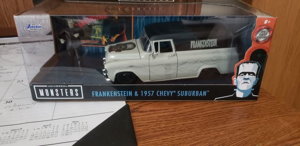 Jada Toys Universal Monsters 1:24 1957 Chevy Suburban Die-cast Car