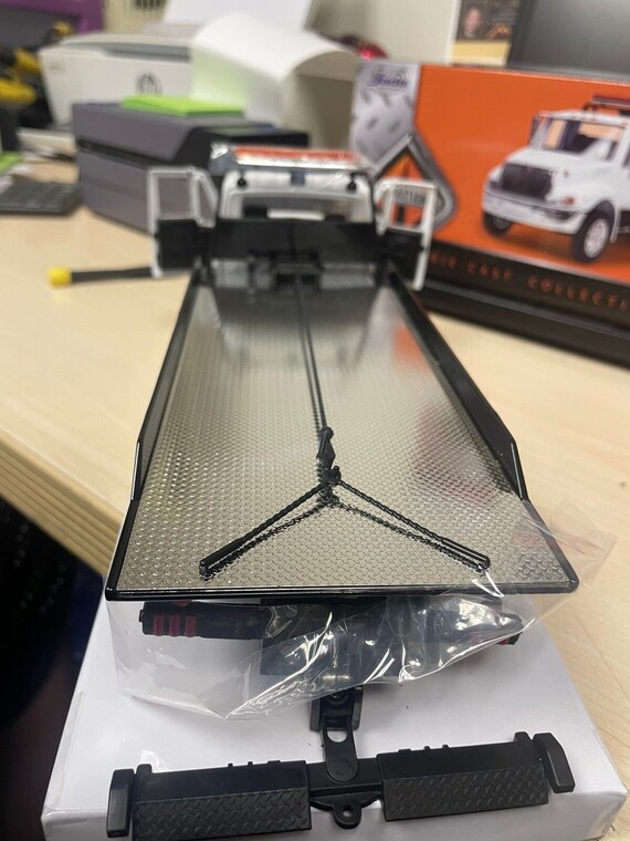International Durastar 4400 Flatbed Tow Truck White 1/24 Scale 