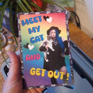 Illustration format carte postale "Meet my cat and get out"