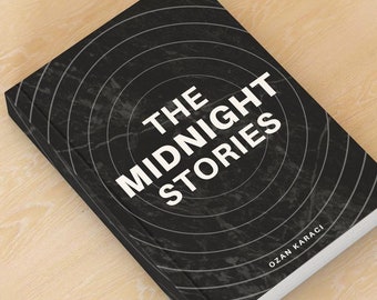 Könnte beinhalten: Ein Buch mit dem Titel "THE MIDNIGHT STORIES" mit einem schwarzen Einband, der konzentrische Kreise und weißen Text zeigt. Der Name des Autors, Ozan Karaci, ist darunter gedruckt. Das Buch liegt auf einer hellbraunen Holzoberfläche.