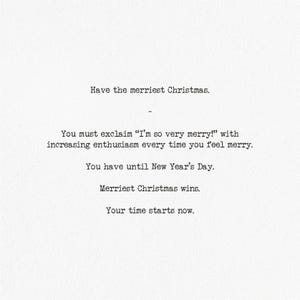 Op de afbeelding: Een witte kaart met zwarte tekst. De tekst luidt: "Fijne Kerst". Bevat instructies om "Ik ben zo vrolijk!" uit te roepen tot Nieuwjaarsdag. De kaart heeft een minimalistisch ontwerp.