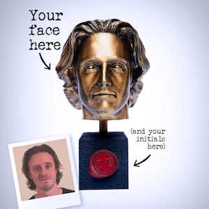 Trofeum Taskmastera – spersonalizowane, wykonane na zamówienie złote trofeum z Twoją twarzą i inicjałami