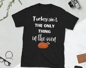 Kalkon är inte det enda i ugnen-tröja, graviditetströja för Thanksgiving, graviditetsmeddelande för Thanksgiving, babyavslöjande för Thanksgiving