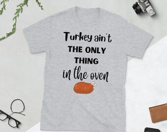 Kalkon är inte det enda i ugnen-tröja, graviditetströja för Thanksgiving, graviditetsmeddelande för Thanksgiving, babyavslöjande för Thanksgiving