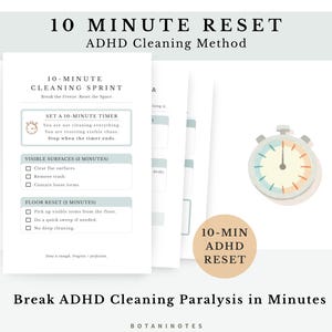 Op de afbeelding: Een wit document met de tekst "10 MINUTE RESET ADHD Cleaning Method" en "10-MINUTE CLEANING SPRINT". Een stopwatch-illustratie staat naast een ronde sticker met de tekst "10-MIN ADHD RESET". De tekst "Break ADHD Cleaning Paralysis in Minutes" staat onderaan.
