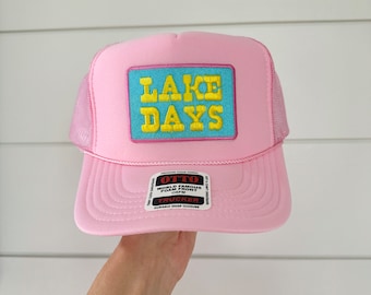 LAKE DAYS トラッカーハット | *ピンク* | ユニセックス トラッカーハット | トレンディなレディースハット | パッチハット