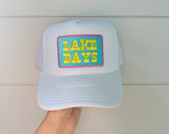 LAKE DAYS トラッカーハット | ホワイト | ユニセックス トラッカーハット | トレンディなレディースハット | パッチハット