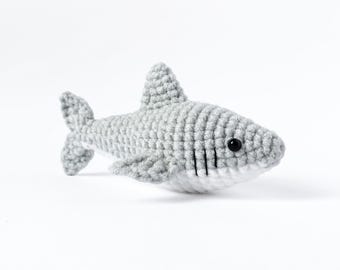 Schema all'uncinetto per uno squalo bianco (PDF) Famiglia di squali Amigurumi, Creatura marina all'uncinetto, cucitura bassa, versioni per mancini e destrimani incluse