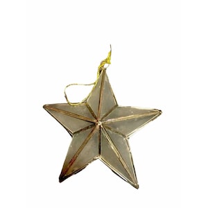 Puede incluir: Adorno decorativo de estrella con marco de metal dorado y paneles de vidrio transparente. La estrella está suspendida por una cuerda dorada, ideal para la decoración navideña. La estrella mide aproximadamente 13 cm de diámetro.