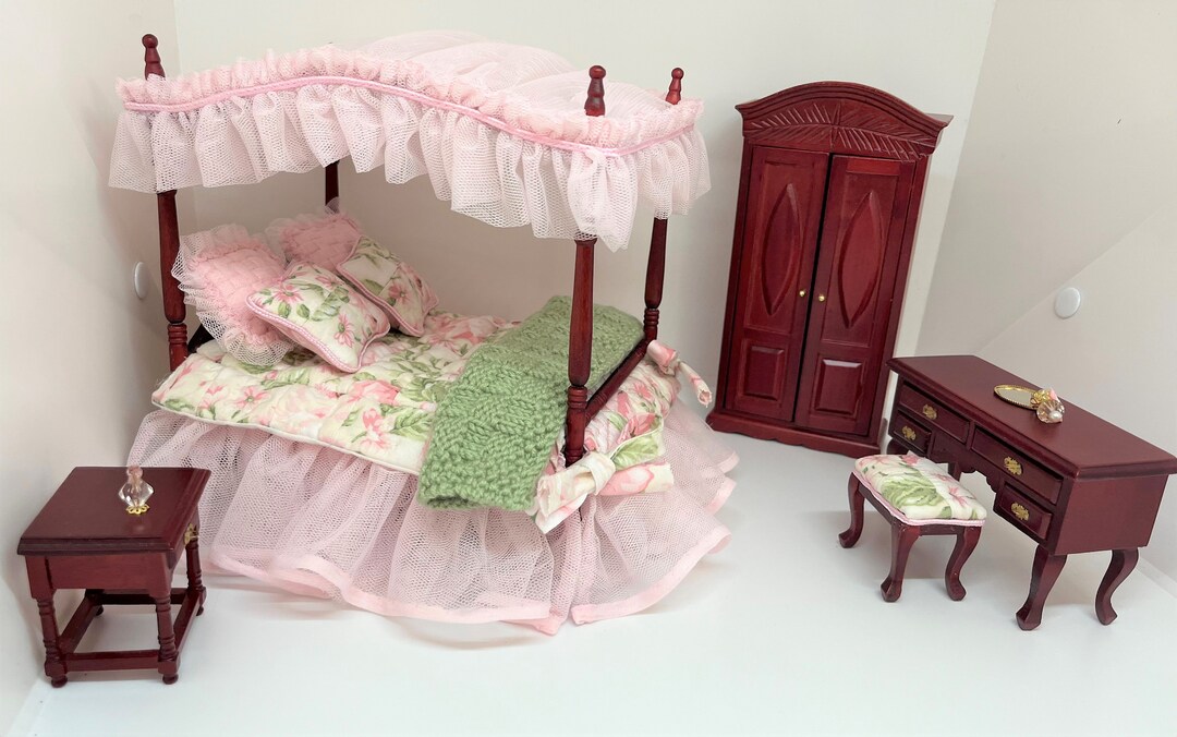 Luxury Dollhouse Fourposter, Mahogany Bedroom Suite and Bedding 112