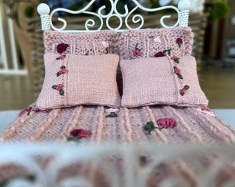 Dusky pink fairy garden inspired dollhouse bedding, knitted and embroidered with pretty roses, with four matching pillows 1:12