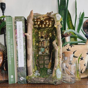 Handgefertigte Feen-Ecke: Leuchtendes Miniatur-Feenhaus (wunderliche Natur-Deko)