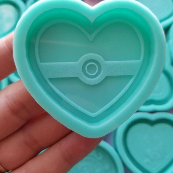 Poke Ball Heart Grippy Nonshaker Mold