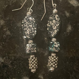 ARTISAN MADE stunning drop dangle earrings glitter deep green with silver tone accents STUNNING art to wear!