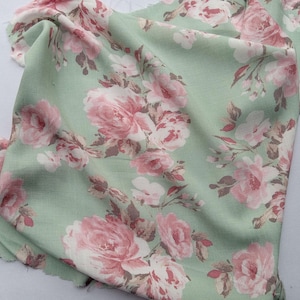 Rayon Challis - slub geweven stof - shabby bloemen op mint rayonstof - op maat geknipt - kledingstof