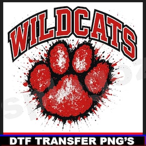 Może przedstawiać: Grafika z napisem "WILDCATS" w kolorze czerwonym, obramowanym na czarno i biało, nad czerwonym odciskiem łapy z czarnymi rozpryskami. Projekt znajduje się na białym tle. Tekst "DTF TRANSFER PNG'S" znajduje się na dole.