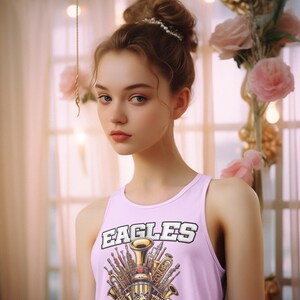 K&ouml;nnte beinhalten: Eine junge Frau mit einem Perlenhaarband tr&auml;gt ein helllilafarbenes Tanktop mit einem Motiv aus Musikinstrumenten und dem Text "EAGLES BAND".