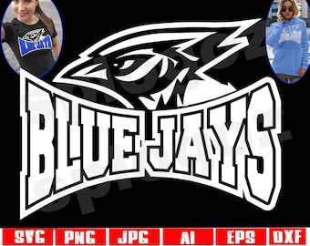 Puede incluir: Una silueta blanca de un arrendajo azul con una expresión enojada, con el texto "BLUE JAYS" en letras blancas debajo. La imagen está sobre un fondo negro.