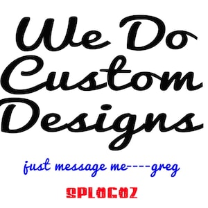Op de afbeelding: Zwarte en witte cursieve tekst die "We Do Custom Designs" luidt met de woorden "just message me---greg" in blauw eronder en "SPLOCOZ" in rood eronder.