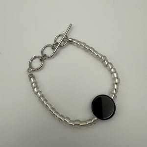Svart cirkelberlockarmband: Silverpärlor, knäppning
