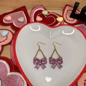Polymer Clay große pinke Glitzerschleifen mit goldfarbenem Kettenakzent