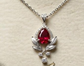 Collana con pendente a foglia in rubino taglio a pera creato in laboratorio, in argento sterling, gioiello ispirato alla natura.