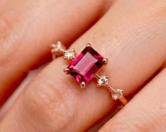 Anello di fidanzamento con rubino taglio smeraldo, anello solitario con rubino, anello minimalista con rubino, anello in argento sterling 925, anello di promessa in oro