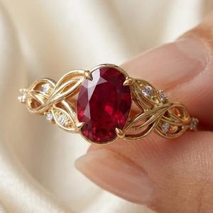 Ring med röd rubin i 925 sterlingsilver, oval ring med röd ädelsten, ring med blommigt blad, vintageinspirerad statementring