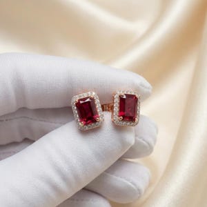 Orecchini a lobo con rubino, orecchini con rubino taglio smeraldo, orecchini a lobo con pavé di rubino, orecchini con pietra portafortuna di luglio, orecchini con gemma rossa, orecchini in oro rosa