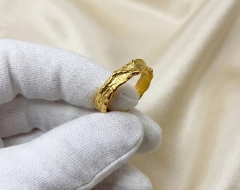 手作りのシルバーにゴールドメッキを施したテクスチャード加工のバンドリング｜ユニセックスの結婚指輪、彼女へのギフト。