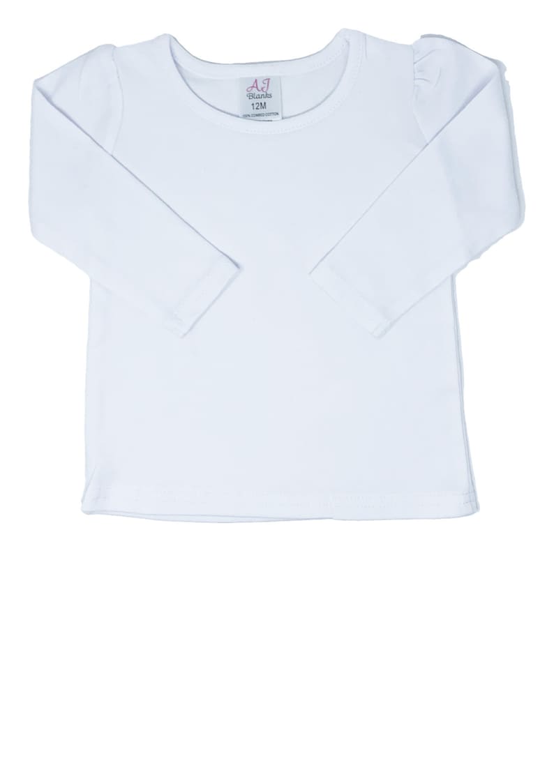 Op de afbeelding: Een wit shirt met lange mouwen, een ronde hals en een label met de tekst "AJ Blanks 12M". Het shirt heeft een eenvoudig ontwerp met een licht geplooide mouwdetail bij de schouder. Het kledingstuk is gemaakt van 100% katoen.