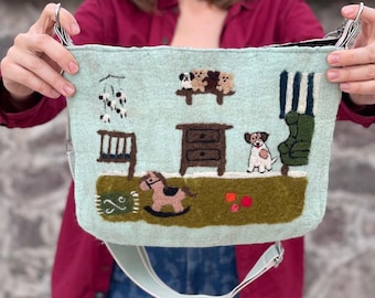 "Handgemachte gefilzte Umhängetasche - Wollhunde, ""Home Sweet Home"" Design."