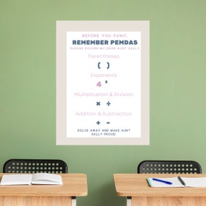 Pu&ograve; includere: Un poster bianco con testo blu e rosa che recita "Prima di andare nel panico, ricorda PEMDAS. Per favore, scusa la mia cara zia Sally." Il poster elenca l'ordine delle operazioni in matematica: parentesi, esponenti, moltiplicazione e divisione, addizione e sottrazione. Il poster &egrave; appeso a una parete verde sopra due scrivanie con quaderni e penne.