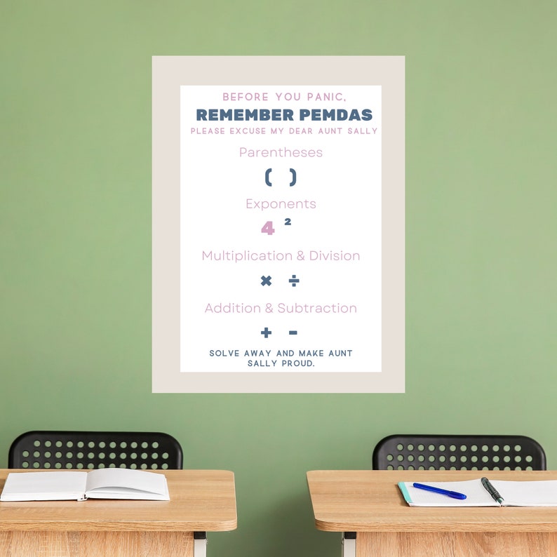 Pu&ograve; includere: Un poster bianco con testo blu e rosa che recita "Prima di andare nel panico, ricorda PEMDAS. Per favore, scusa la mia cara zia Sally." Il poster elenca l'ordine delle operazioni in matematica: parentesi, esponenti, moltiplicazione e divisione, addizione e sottrazione. Il poster &egrave; appeso a una parete verde sopra due scrivanie con quaderni e penne.