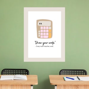 Pu&ograve; includere: Un poster stampabile bianco con una calcolatrice di cartoni animati e il testo "Mostra il tuo lavoro." - Ogni insegnante di matematica, sempre.