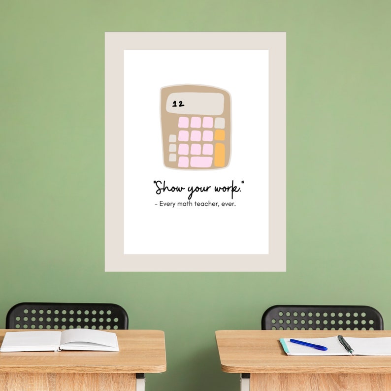 Pu&ograve; includere: Un poster stampabile bianco con una calcolatrice di cartoni animati e il testo "Mostra il tuo lavoro." - Ogni insegnante di matematica, sempre.