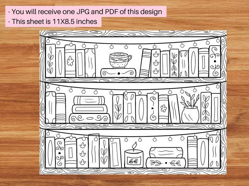 Peut inclure: Un dessin au trait noir et blanc d'une biblioth&egrave;que avec trois &eacute;tag&egrave;res remplies de livres, une tasse de th&eacute;, une plante en pot et une bougie. La biblioth&egrave;que est d&eacute;cor&eacute;e d'une guirlande lumineuse.