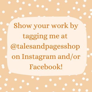 Pu&ograve; includere: Uno sfondo arancione chiaro con pois bianchi e una scatola bianca con angoli arrotondati. Il testo all'interno della scatola dice "Mostra il tuo lavoro taggandomi su @talesandpagesshop su Instagram e/o Facebook!"