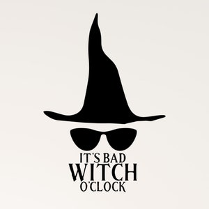 Op de afbeelding: Zwarte en witte silhouet van een heks met een zonnebril en een punthoed. De tekst "It's Bad Witch O'Clock" staat onder de afbeelding.