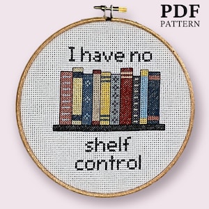 Può includere: Schema di punto croce per un cerchio con il testo "I have no shelf control" e una fila di libri colorati su uno scaffale.