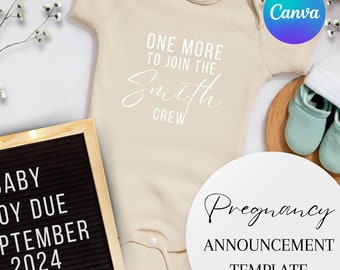Può includere: Un modello di annuncio di gravidanza con un body bianco che dice "One more to join the Smith crew". Un pannello di lettere dice "Baby boy due September 2024".