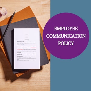 Può includere: Una composizione di forniture per ufficio su una superficie di legno. Un documento bianco con testo è sopra un taccuino grigio scuro, che poggia su un taccuino marrone. Una matita e un cerchio viola con il testo "EMPLOYEE COMMUNICATION POLICY" sono anch'essi presenti.