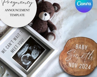 Puede incluir: Un marco blanco con una imagen de ultrasonido en blanco y negro en su interior. El marco está sobre una manta blanca con un oso de peluche marrón y un letrero de madera que dice "BABY Smith NOV 2024".