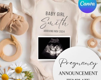 Puede incluir: Un body de bebé beige con el texto "BABY GIRL Smith ARRIVING NOV 2024" y una imagen de ultrasonido. La imagen es parte de una plantilla de anuncio de embarazo, con zapatos de bebé y juguetes de madera.