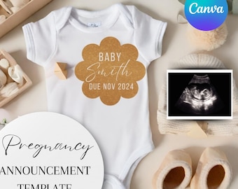 Puede incluir: Un body blanco con una pegatina marrón en forma de flor que dice "Baby Smith Due Nov 2024". Hay un círculo blanco con el texto "Pregnancy Announcement Template" en él. También hay un gorro blanco con una imagen de ultrasonido en blanco y negro dentro. Hay dos pequeñas botitas blancas.