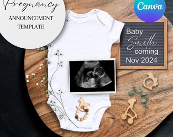 Puede incluir: Un body blanco con un juguete de madera de caballo de balancín y un collar de cuentas. Una imagen de ultrasonido en blanco y negro está sobre una superficie de madera con un tablero de letras que dice "Baby Smith coming Nov 2024".