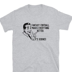 Puede incluir: Una camiseta gris con una ilustraci&oacute;n en blanco y negro de un hombre se&ntilde;alando y el texto "Fantasy Football Makes Everything Better. It's Science!"