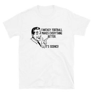 Puede incluir: Camiseta blanca con una ilustraci&oacute;n en blanco y negro de un hombre se&ntilde;alando y el texto "Fantasy Football Makes Everything Better. It's Science!"