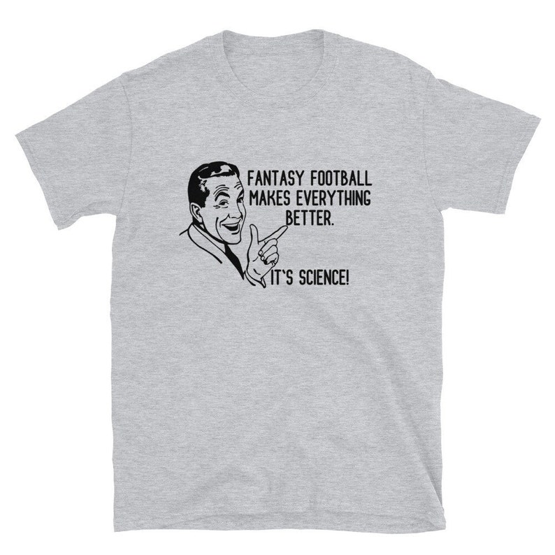 Puede incluir: Una camiseta gris con una ilustraci&oacute;n en blanco y negro de un hombre se&ntilde;alando y el texto "Fantasy Football Makes Everything Better. It's Science!"