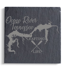 Può includere: Un sottobicchiere in ardesia nera con un contorno grigio del fiume Ocoee nel Tennessee. Il testo "Ocoee River Tennessee" e "Rafting Life" è inciso sul sottobicchiere.